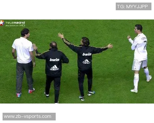 卢宁亏麻了?姆巴佩赛前手捧欧洲金靴奖和皇马全队合影 卢宁亏麻了?姆巴佩赛前手捧欧洲金靴奖和皇马全队合影